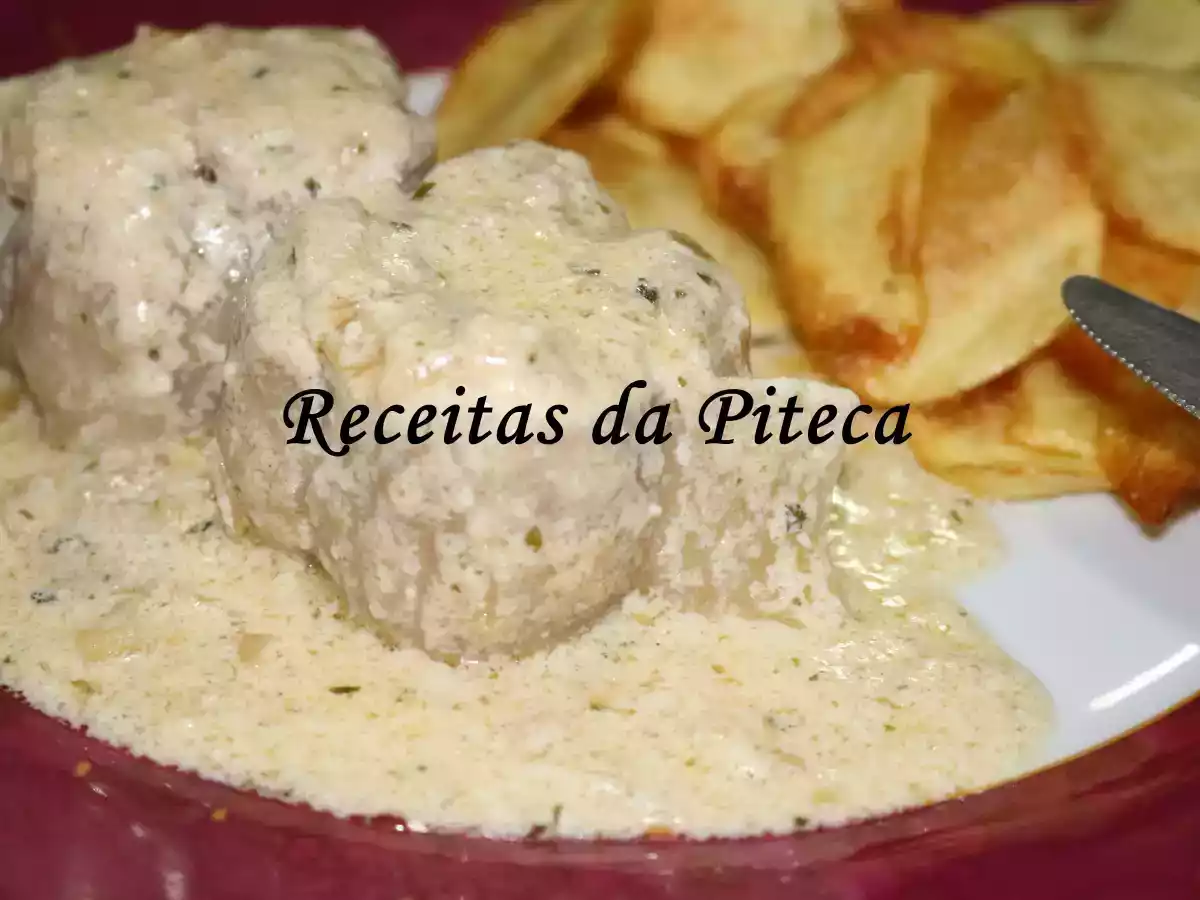 Popietes com molho de cerveja e natas