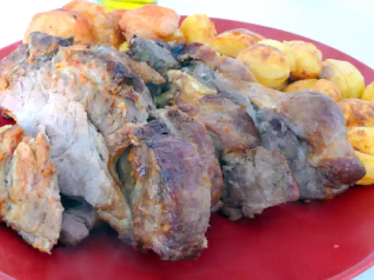 Porco assado com batata e marmelos