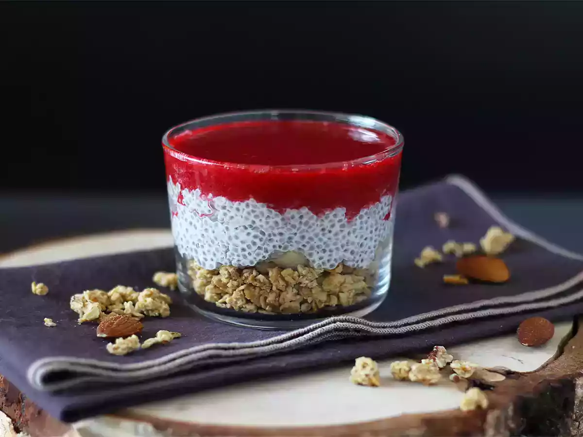 Pudim de chia, leite de coco, framboesa e granola
