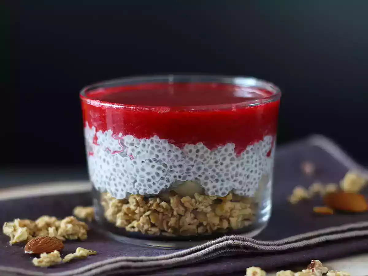 Pudim de chia, leite de coco, framboesa e granola - foto 2