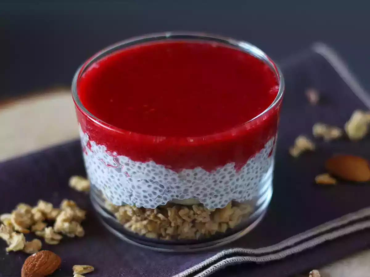Pudim de chia, leite de coco, framboesa e granola - foto 3