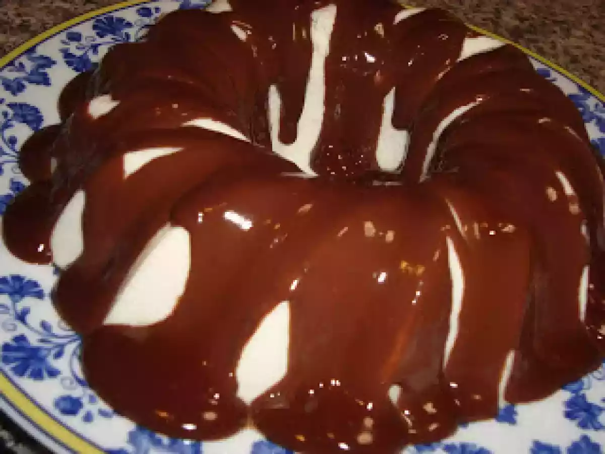 Pudim de natas e cuajada coberto com chocolate derretido