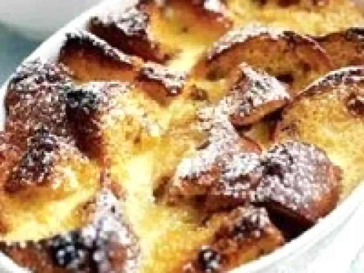 Pudim de pão com panetone e calda de laranja.