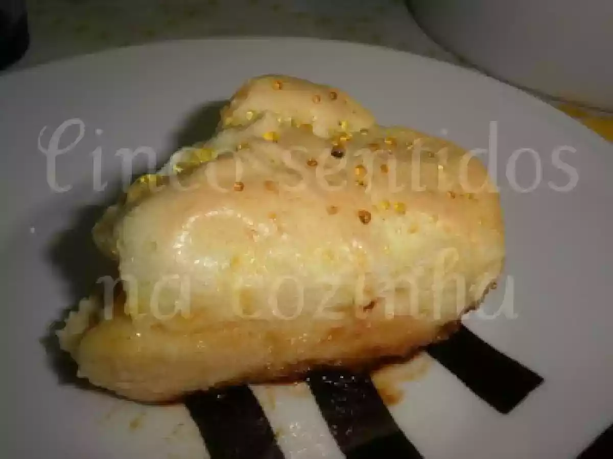 Pudim flan com merengue de limão