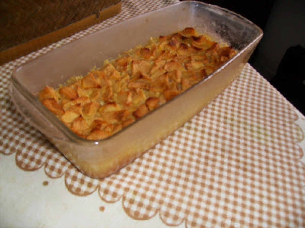 Pudim flan de maçã picada no tabuleiro