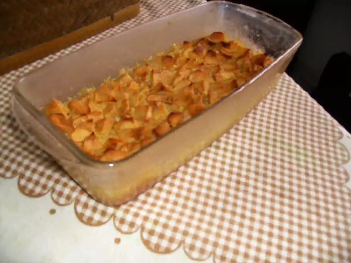 Pudim flan de maçã picada no tabuleiro