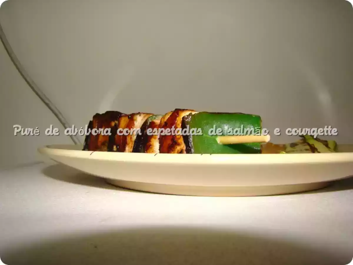 Puré de abóbora com espetadas de salmão e courgette grelhada
