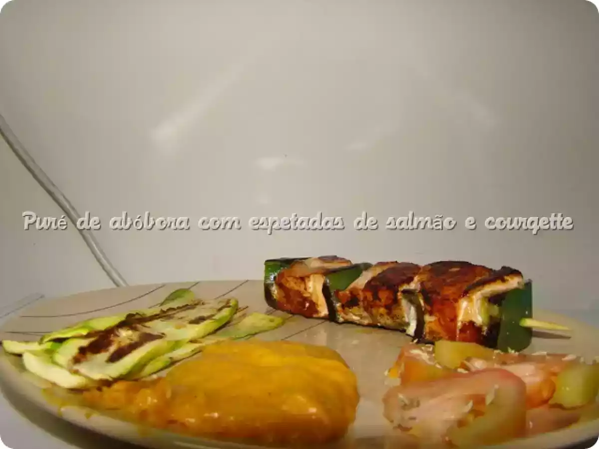 Puré de abóbora com espetadas de salmão e courgette grelhada - foto 2