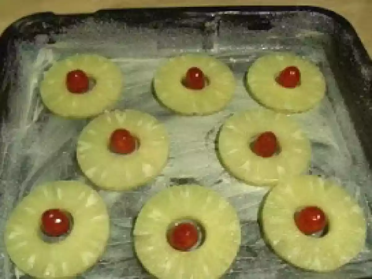 Quadrado de ananás e cerejas.
