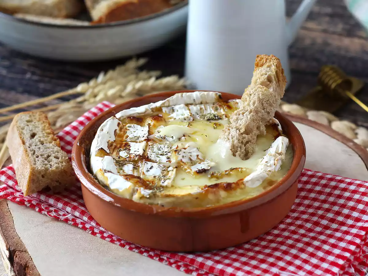 Queijo Camembert com mel assado na Air Fryer