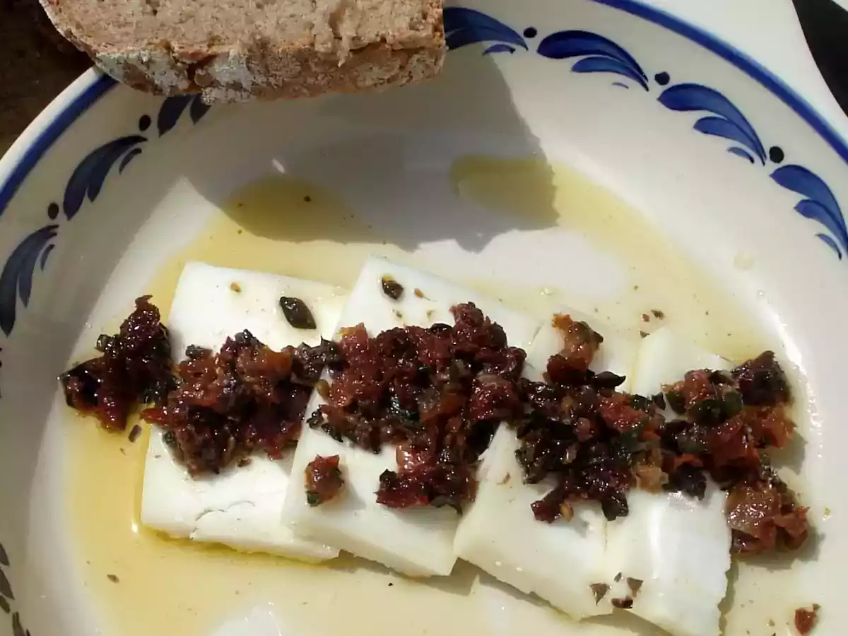 Queijo de cabra com tomate seco e azeitonas