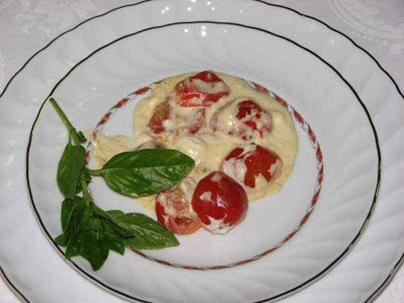 Queijo feta com tomates e manjericão - Dia vermelho