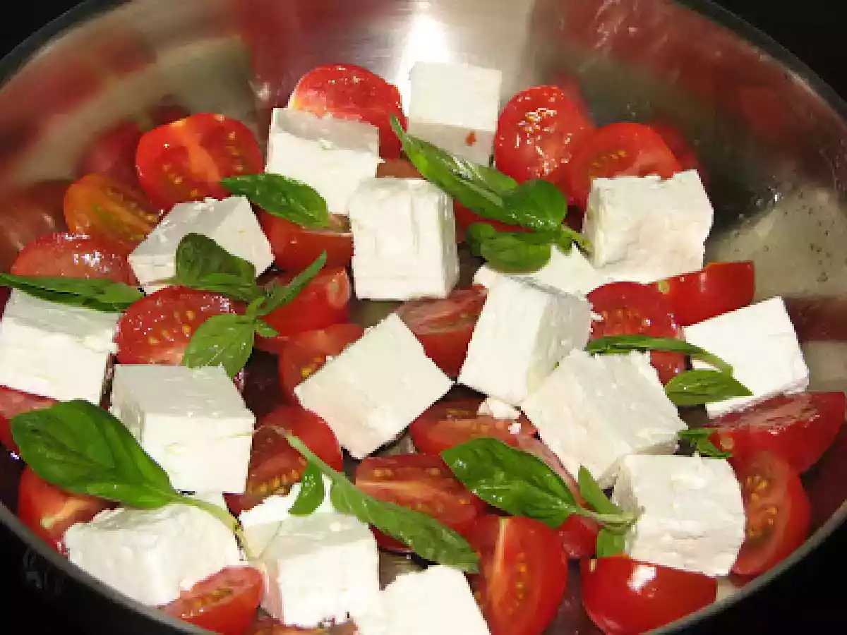 Queijo feta com tomates e manjericão - Dia vermelho - foto 4