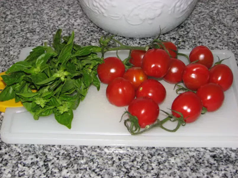 Queijo feta com tomates e manjericão - Dia vermelho - foto 8