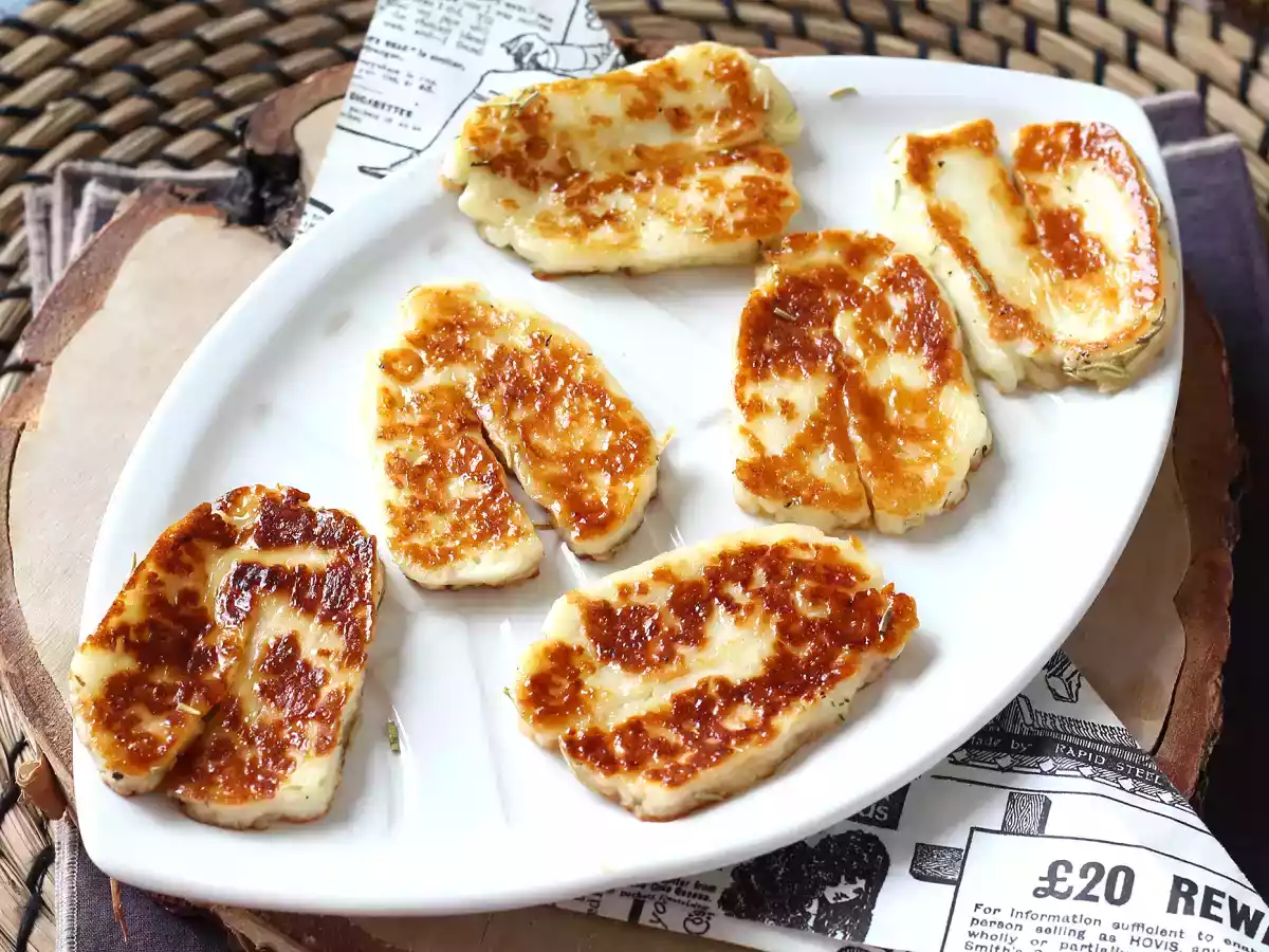 Queijo halloumi grelhado com mel e alecrim