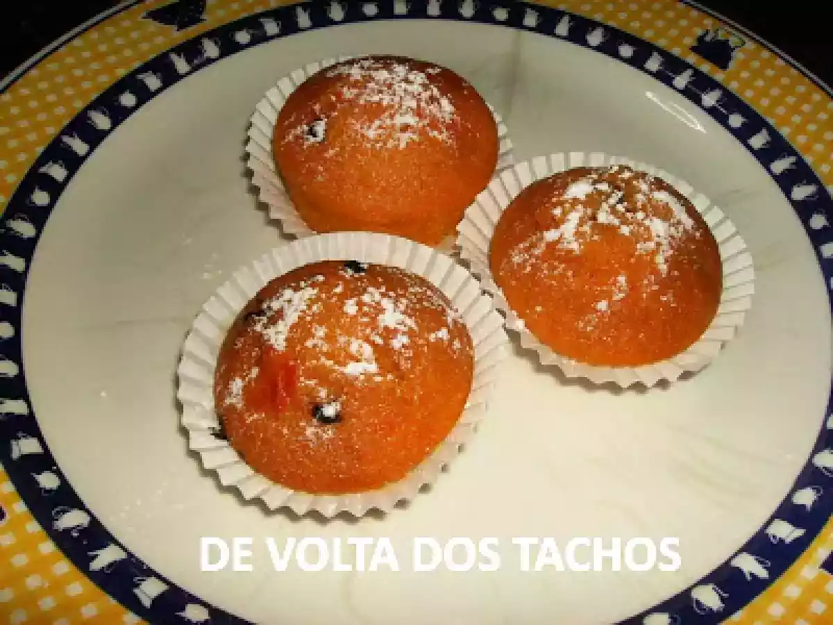 QUEQUES DE CENOURA COM PEPITAS DE CHOCOLATE