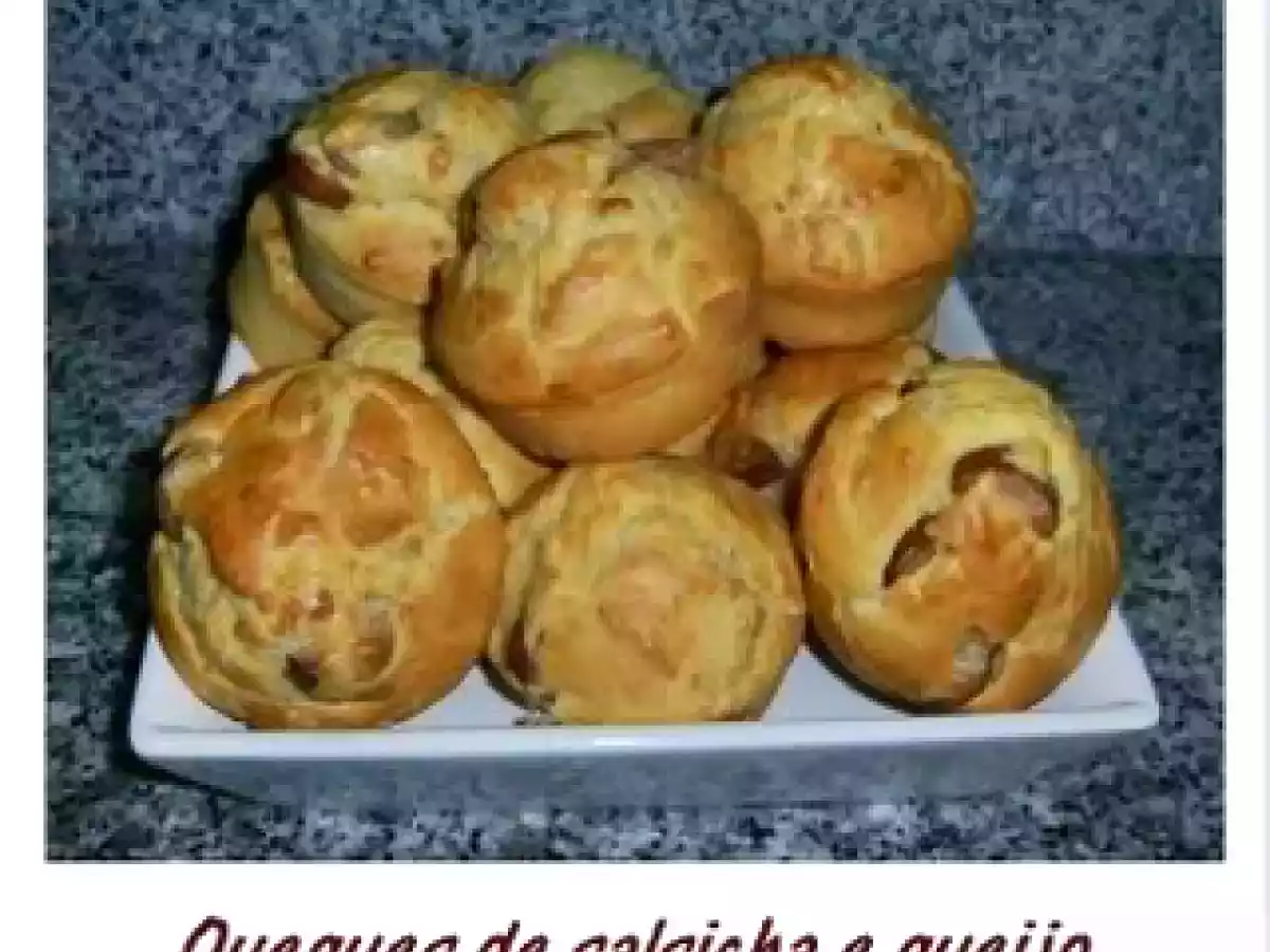 Queques de salsicha e queijo