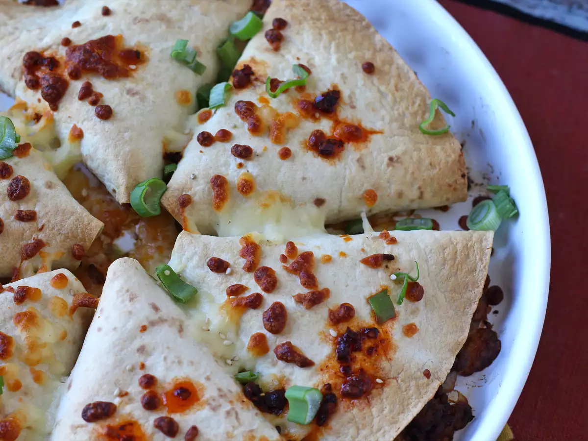 Quesadilha de carne com queijo derretido e toque picante - foto 5