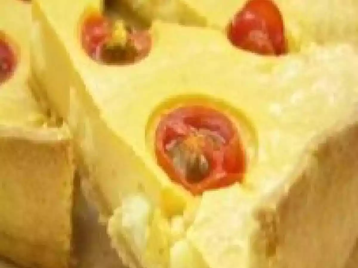 Quiche de legumes com queijo e tomate cereja