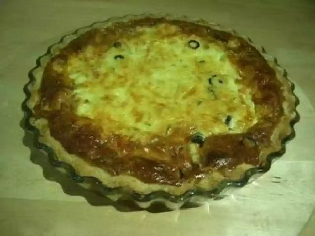 Quiche de queijo, fiambre e bacon.