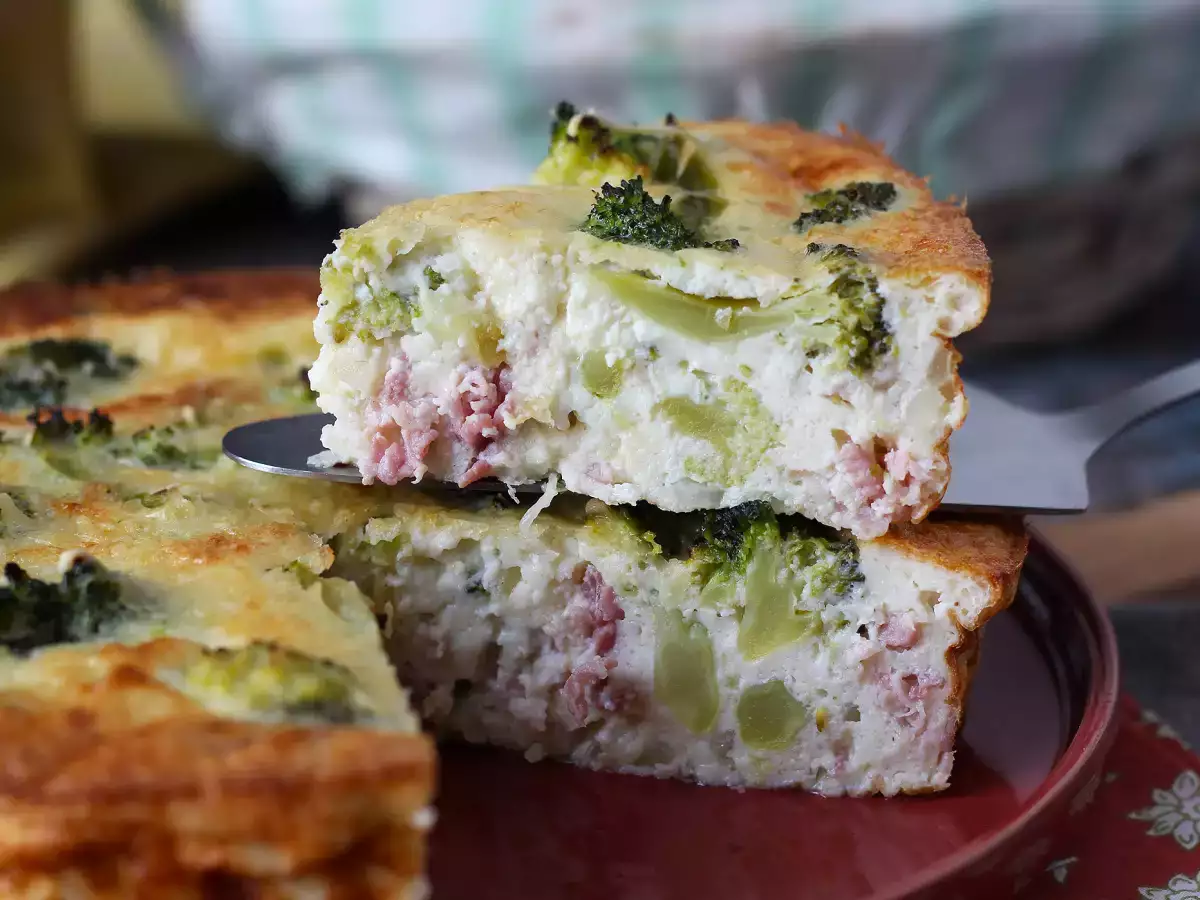 Quiche sem massa com brócolis, pancetta e queijo cottage