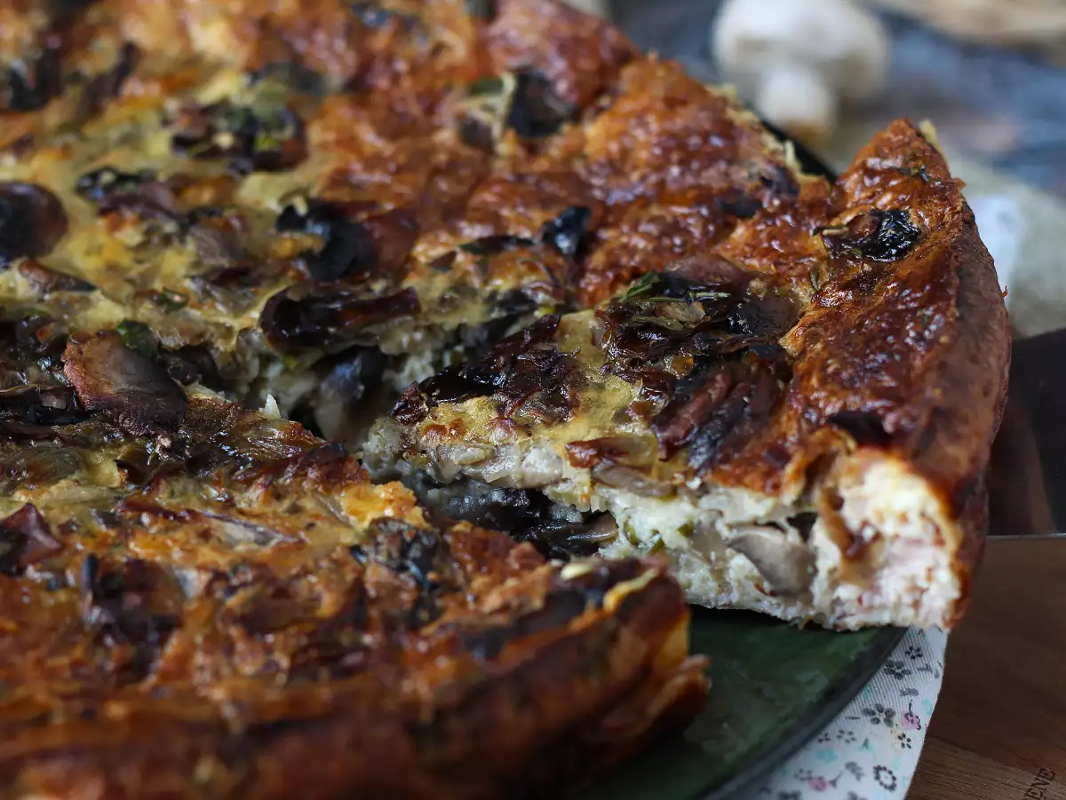 Quiche sem massa com cogumelos, bacon e queijo cottage - foto 4