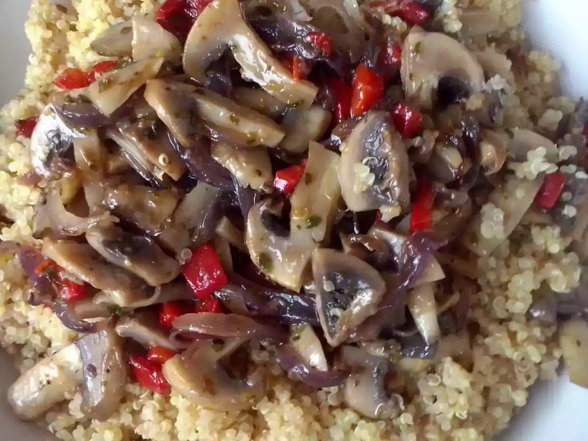 Quinoa com Cogumelos e Pimento