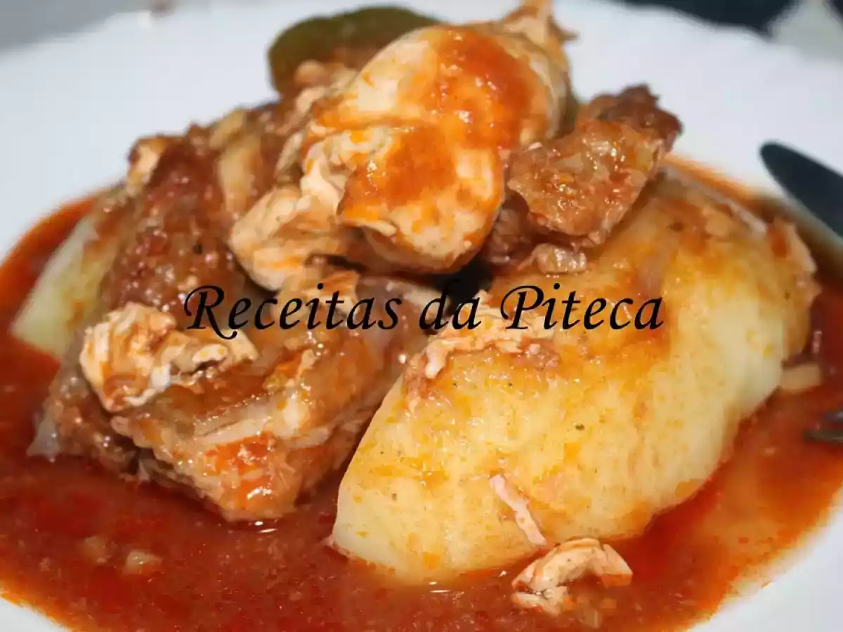 Raia em tomatada com ovos escalfados