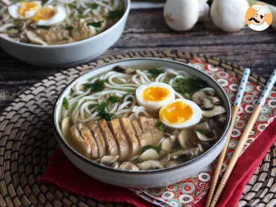 Ramen de frango: uma deliciosa sopa oriental fácil e rápida
