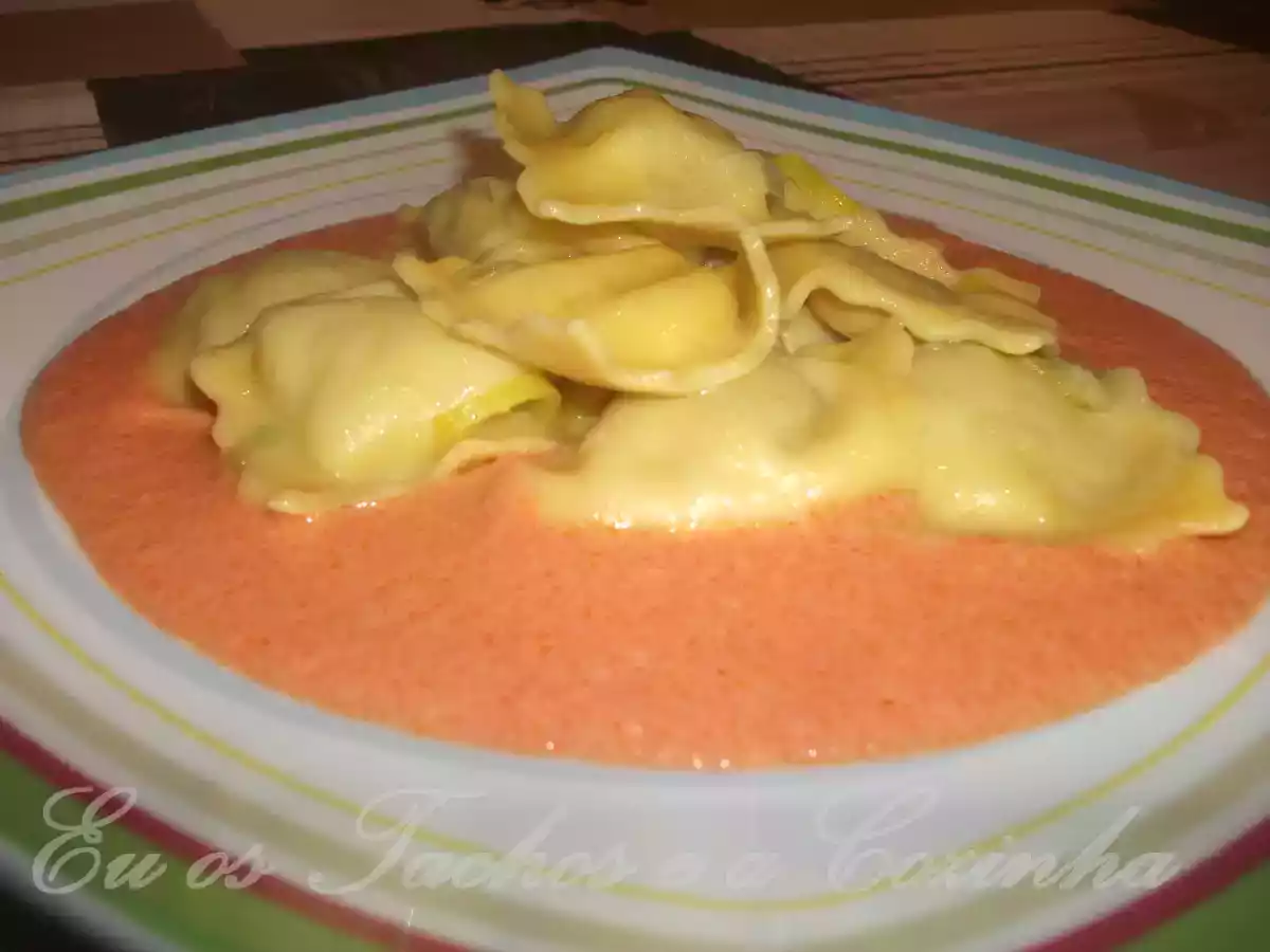 Ravioli com molho cremoso de tomate