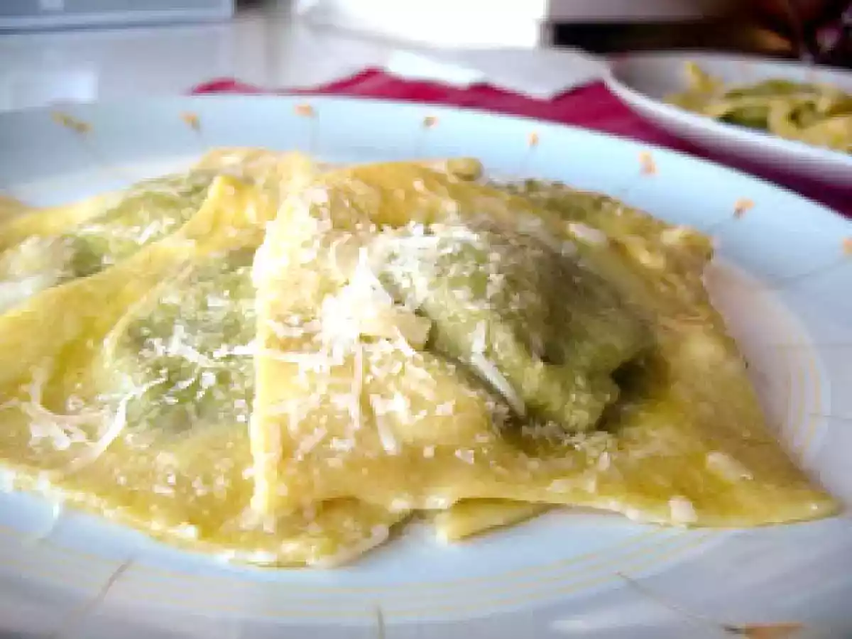 Ravioli com recheio de alheira e espinafres