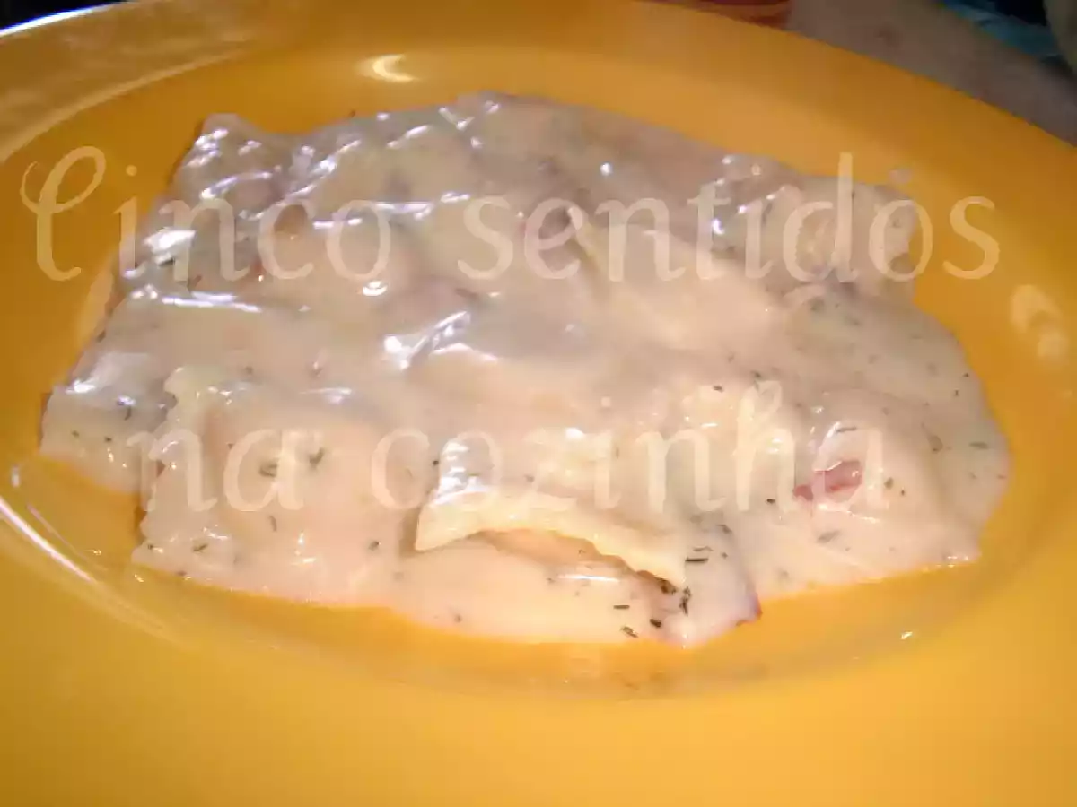 Ravioli com ricotta, mozzarella e fiambre em molho de cogumelos