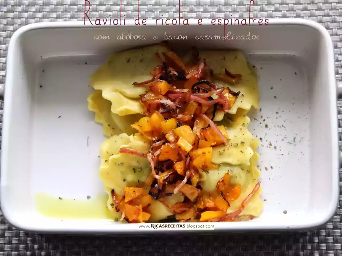 Ravioli de ricota e espinafres com abóbora e bacon caramelizados