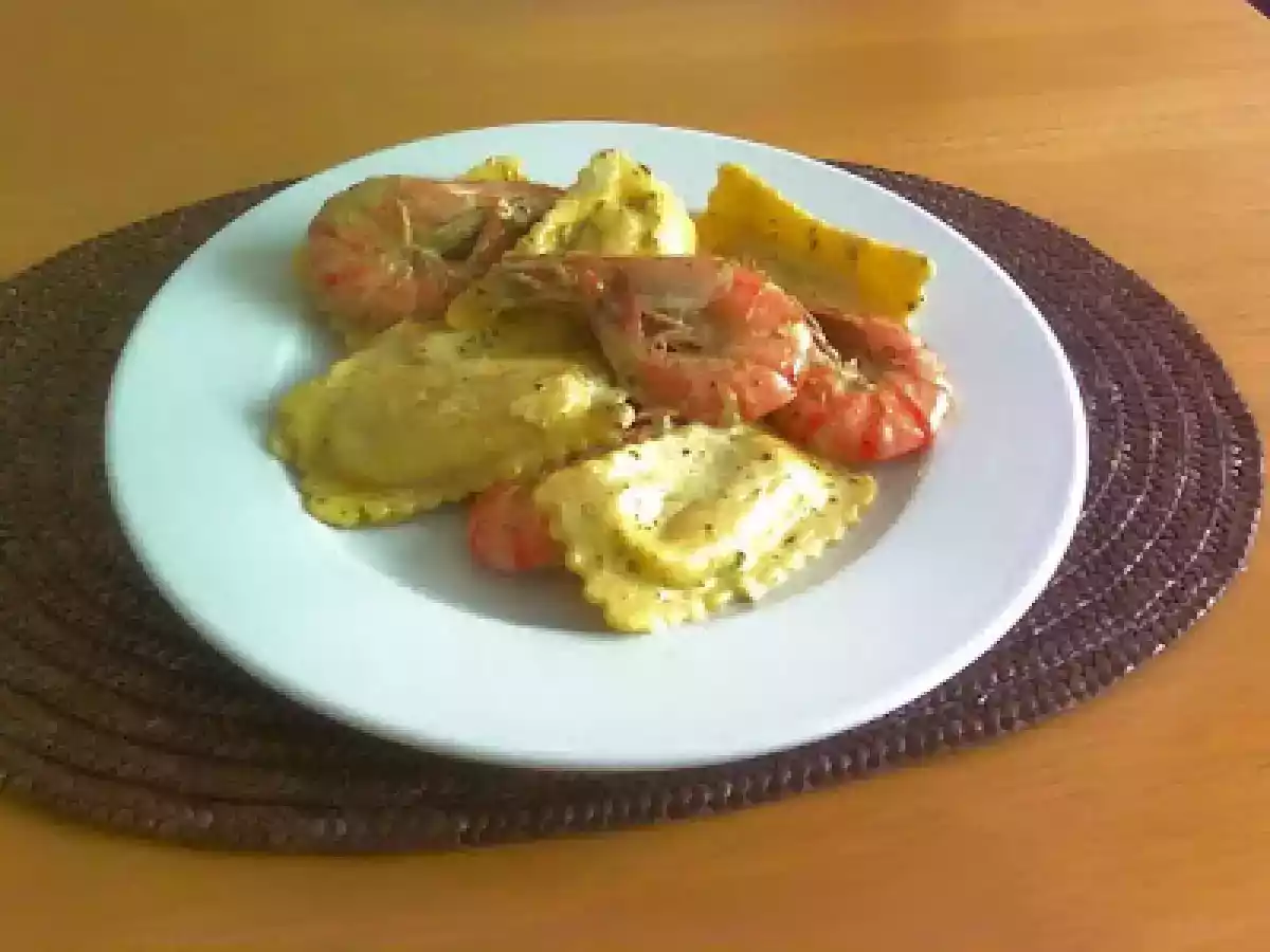 Raviolis com molho cremoso de pesto