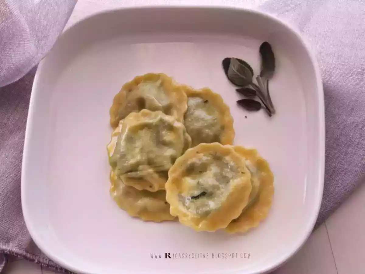 Raviolis de ricota e espinafres com molho de manteiga e salva