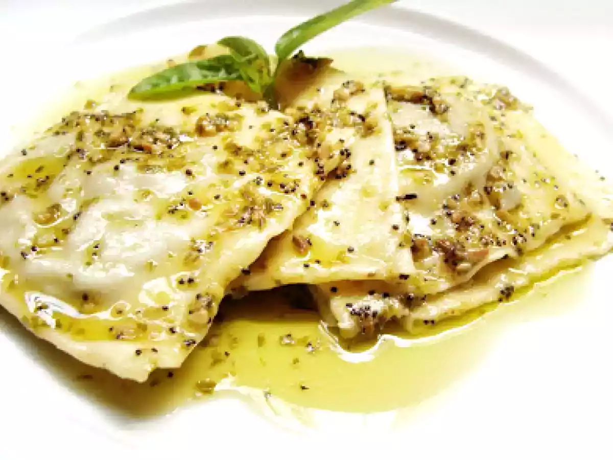 Ravioloni recheado com ragu de músculo e funghi ao molho de pesto com limão