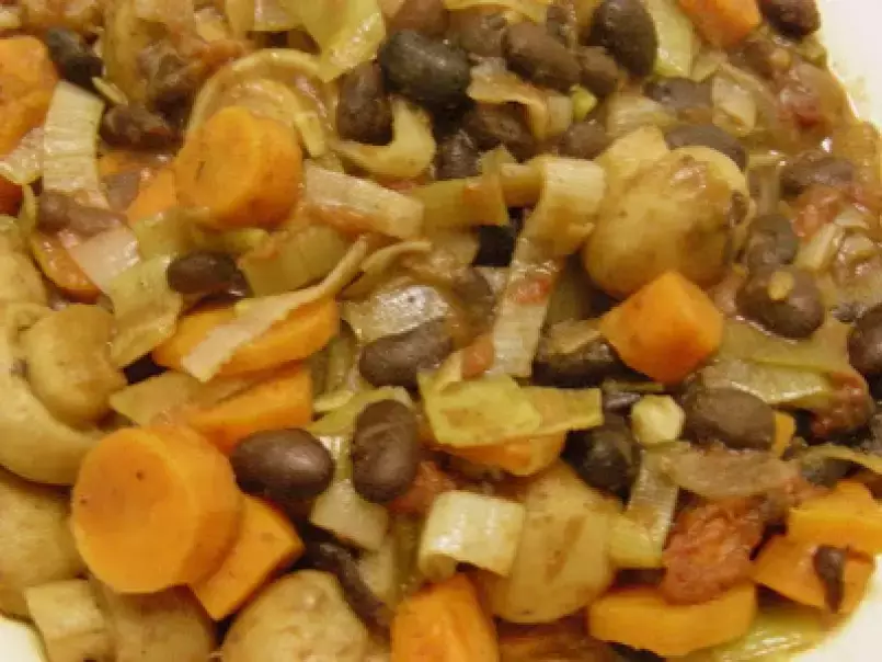 Refeição vegetariana - Feijão preto com vegetais e cogumelos, foto 1