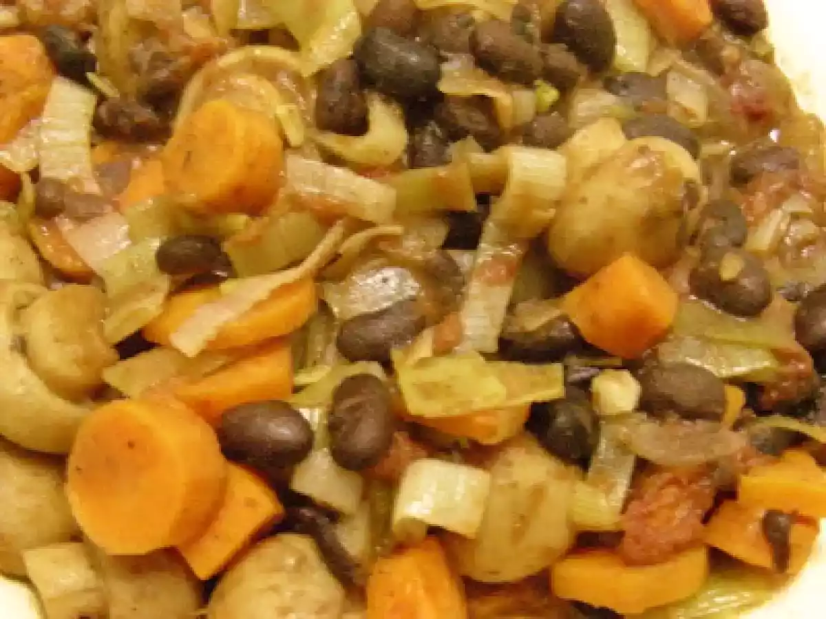 Refeição vegetariana - Feijão preto com vegetais e cogumelos