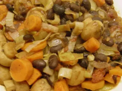 Refeição vegetariana - Feijão preto com vegetais e cogumelos