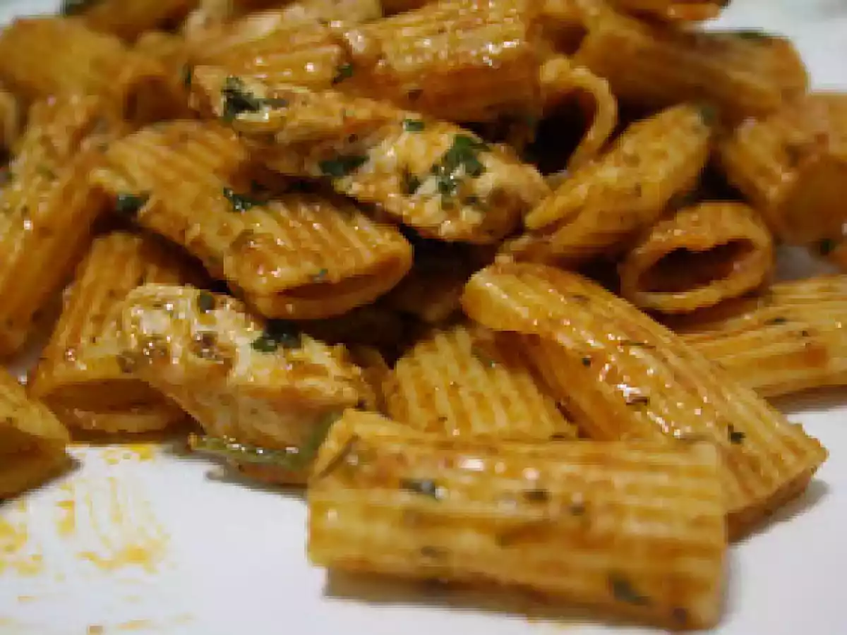 Rigatoni com frango, coentros e pimentos padron
