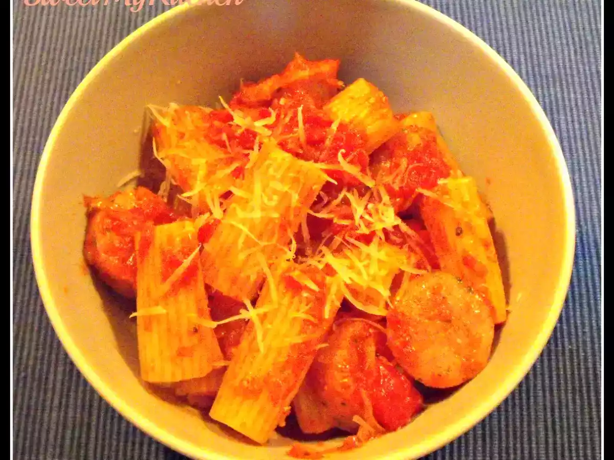 Rigatoni com salsicha e tomate