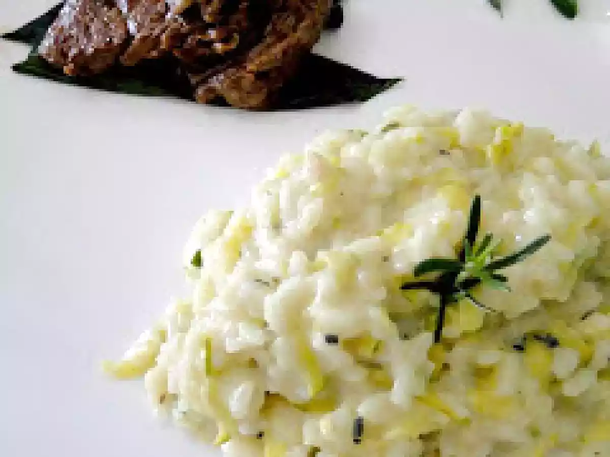 Risoto de abobrinha e gorgonzola com filé em cama de orapronóbis