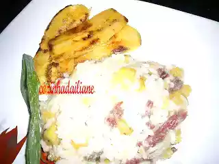 Risoto de carne seca e banana frita