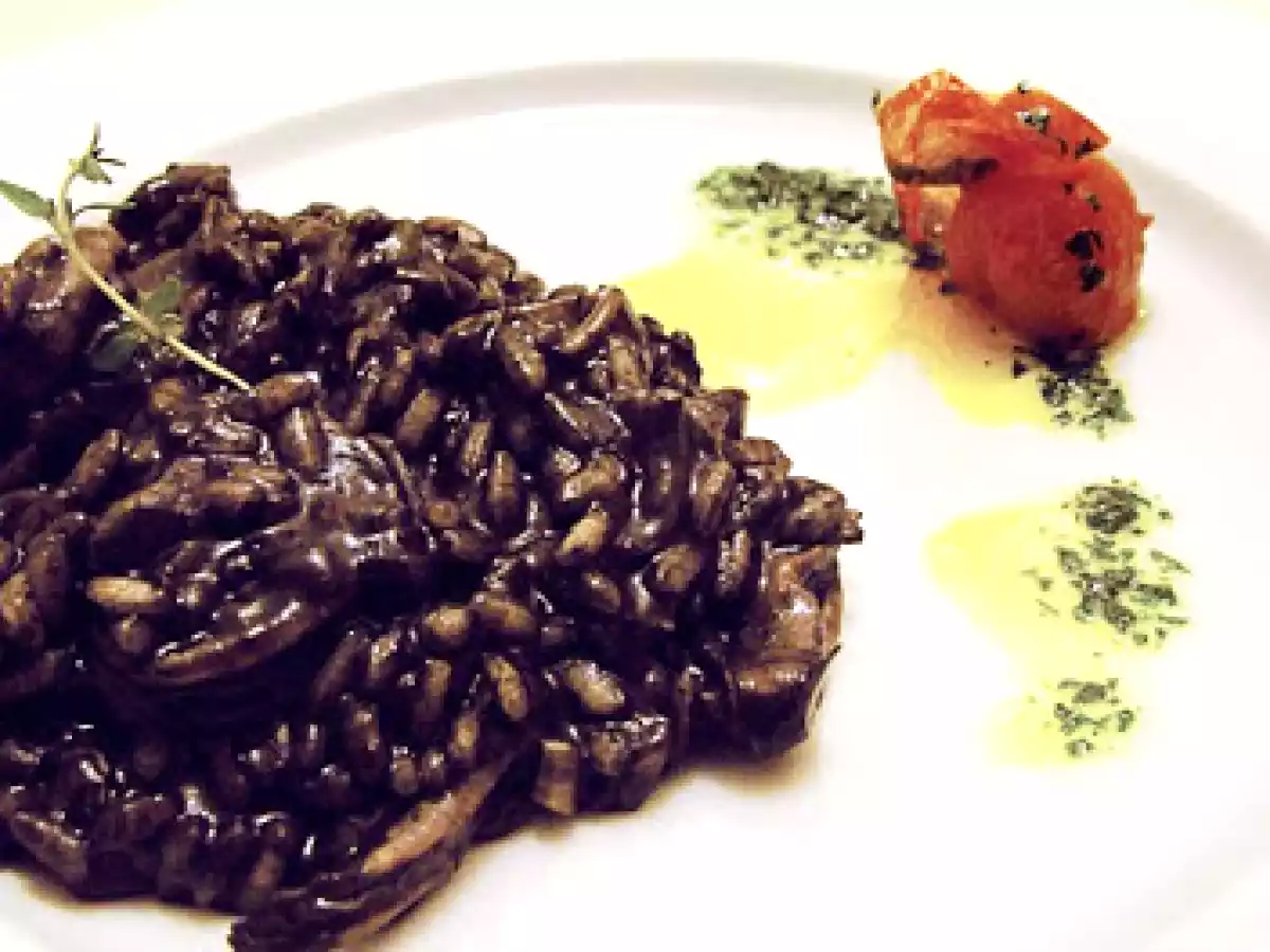 Risoto de lula em sua tinta.