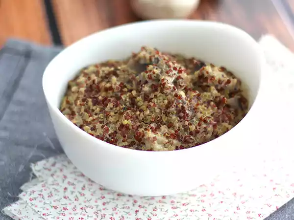 Risoto/risotto de quinoa com champignons vegano