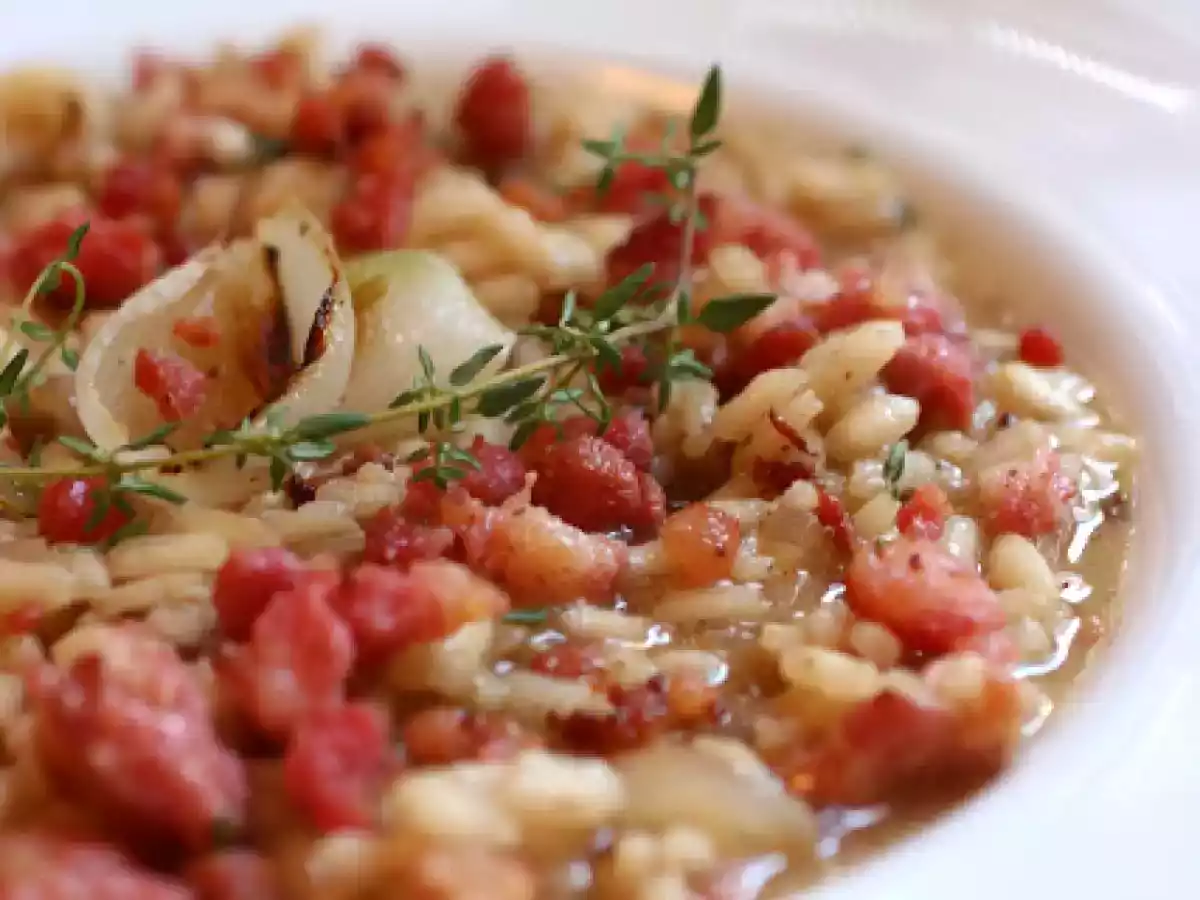Risotto com Cebolas Assadas, Linguiça Cotechino e Tomilho