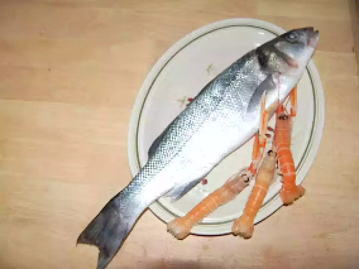 Robalo assado no forno com lagostins...