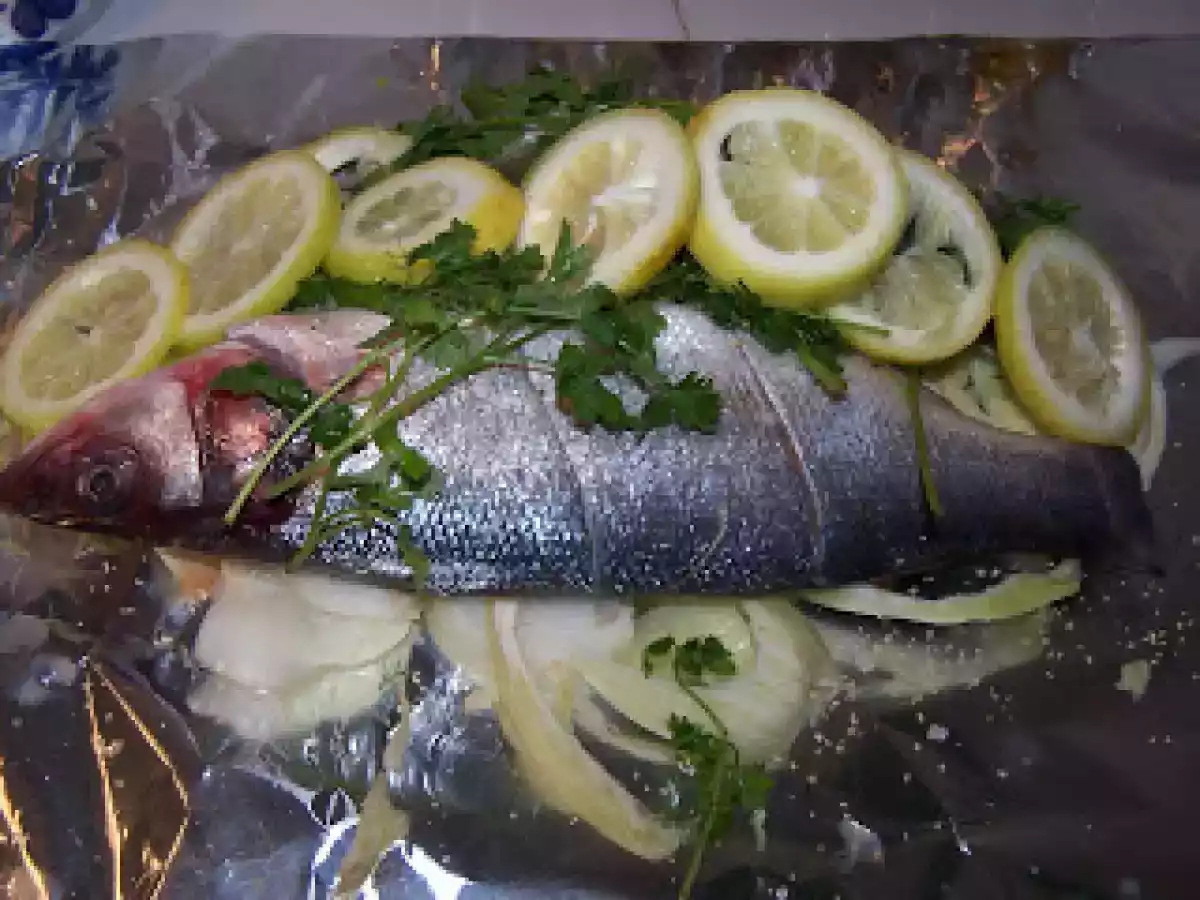 Robalo com ervas no papelote