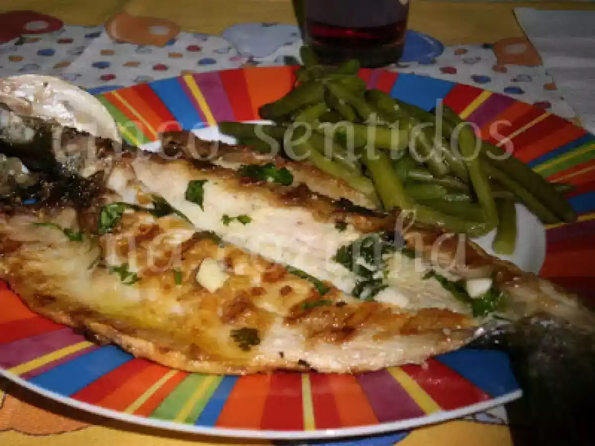 Robalo escalado aromatizado com coentros e alho