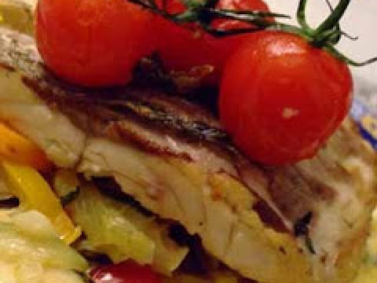 Robalo grelhado com legumes e mexilhão